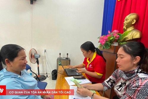 TP.HCM: Người dân phấn khởi nhận quà dịp Quốc khánh 2/9