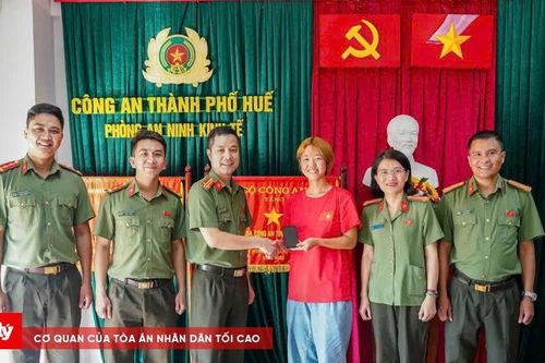 Công an TP Huế trao trả tài sản cho nữ sinh viên Nhật Bản đánh rơi