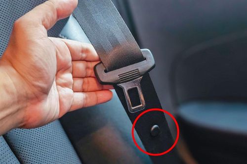 Nút nhựa nhỏ trên dây đai an toàn ô tô có tác dụng gì?