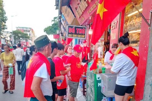 Hàng phở, trà chanh bội thu dịp lễ 2/9, chủ quán không có thời gian đếm khách