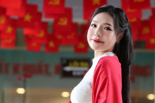 Giới trẻ diện áo dài, khoác khăn đỏ sao vàng thả dáng ở bảo tàng Quảng Ninh