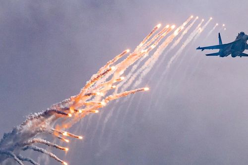 Cận cảnh tiêm kích Su-30MK2 thả bẫy nhiệt trên bầu trời Ba Đình