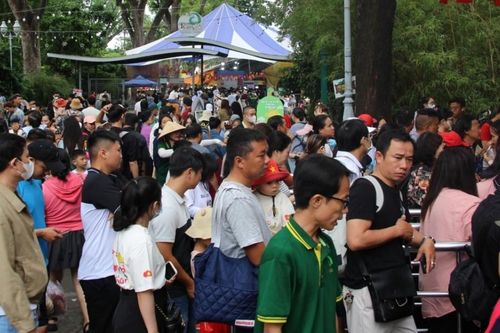 Người dân TPHCM 'cắm chốt' khu vui chơi chờ xem bắn pháo hoa mừng tết Độc lập
