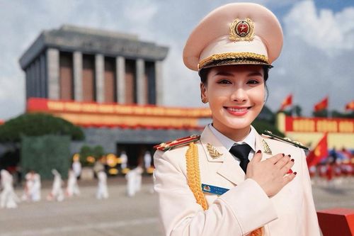 Bảo Thanh trong màu áo công an, Cục trưởng Xuân Bắc cười tươi giữa dàn nghệ sĩ