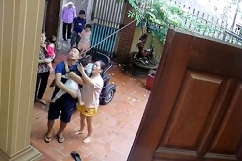 Thót tim cảnh bé trai Hà Nội rơi từ mái tôn, được hàng xóm đỡ kịp