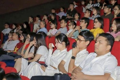 Một công ty ở Thanh Hóa bao trọn rạp mời nhân viên xem phim 'Mưa đỏ'