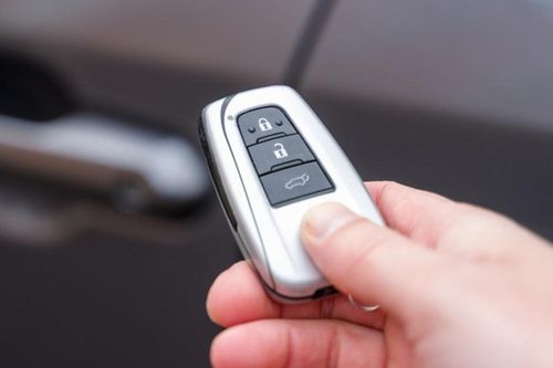 Dấu hiệu cảnh báo chìa khóa thông minh ô tô sắp hết pin và cách thay thế