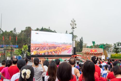 Quảng trường Hồ Chí Minh rực đỏ sắc cờ trong khoảnh khắc cả nước hướng về lễ duyệt binh