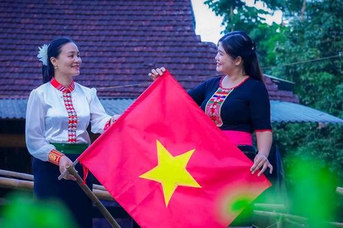 Đồng bào Thái ở xã Hùng Chân mừng Tết Độc lập