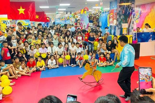 Người dân Nghệ An nườm nượp đến các trung tâm thương mại, khu vui chơi giải trí trong kỳ nghỉ lễ