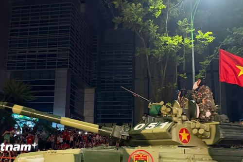 Người dân hào hứng đón chào các đoàn tập kết về Quảng trường Ba Đình, sẵn sàng cho Đại lễ A80