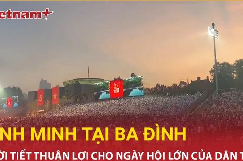 Bình minh tuyệt đẹp tại Quảng trường Ba Đình mở ra ngày hội lớn của dân tộc