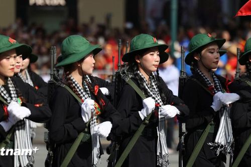 Khối các 'cô Ba dũng sĩ tay súng, tay cày' bước đi trong tiếng reo hò