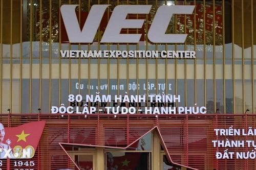 Lãnh đạo hai nước Lào và Campuchia tham quan Triển lãm Thành tựu đất nước