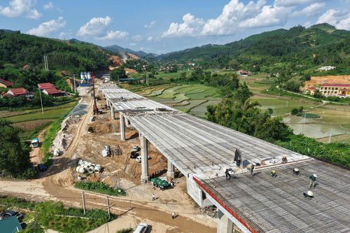 Công nhân tất bật thi công xuyên lễ Quốc khánh
