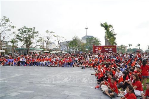 Người dân Nghệ An sống trọn từng khoảnh khắc diễu binh qua màn hình số