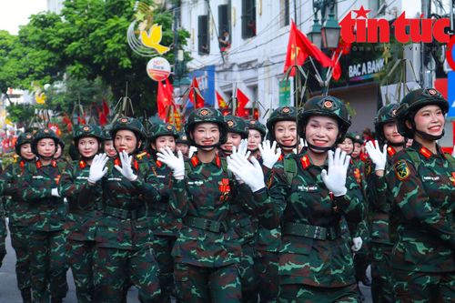 Nhìn lại những khoảnh khắc 'đi giữa lòng nhân dân' trong lễ Quốc khánh 2/9