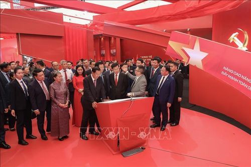 Tổng Bí thư, Chủ tịch nước Lào và Chủ tịch Đảng Nhân dân, Chủ tịch Thượng viện Campuchia tham quan Triển lãm thành tựu đất nước