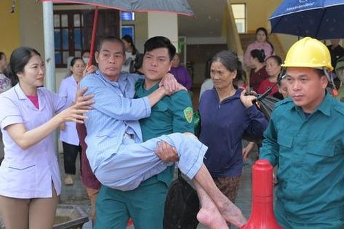 Vượt qua bão dữ - Kỳ 2: Hình ảnh đẹp trong tâm bão ở Hà Tĩnh
