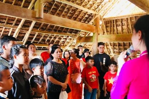 Hàng vạn du khách về quê Bác dâng hương tưởng niệm dịp Quốc khánh 2/9