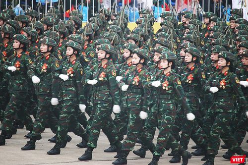 Những 'bóng hồng' trong lễ diễu binh A80
