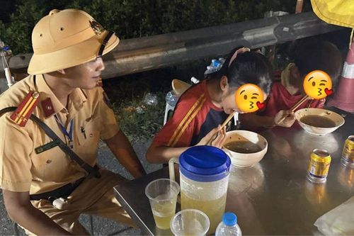 Hai chị em SN 2012 và SN 2015 đi xe đạp điện từ Thanh Hóa ra Hà Nội xem diễu binh nhưng không may bị lạc