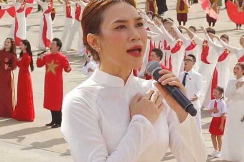 Dàn nghệ sĩ xuất hiện tại Quảng trường Ba Đình, cất cao giọng hát đầy tự hào