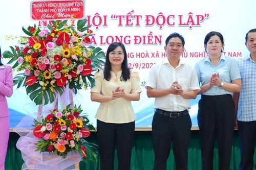 TPHCM: Hơn 6.000 phần quà, học bổng được trao trong 'Ngày hội non sông - Dân tộc kết đoàn'
