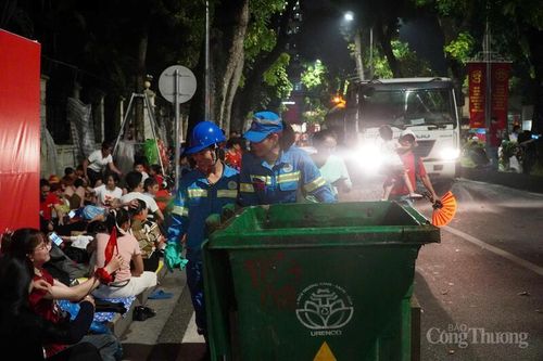 Một đêm không ngủ của công nhân môi trường Hà Nội