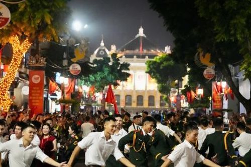 Cả dân tộc cùng nhau 'nối vòng tay lớn'