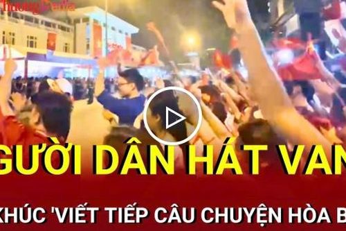 Vỉa hè thành sân khấu, người dân hát vang ca khúc 'Viết tiếp câu chuyện hòa bình'