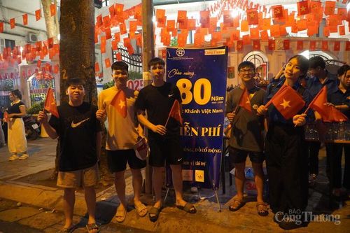 Hàng nghìn suất quà tiếp sức người dân Thủ đô trong lễ diễu binh, diễu hành A80