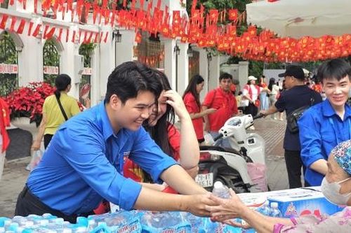 Những món quà nhỏ thắp sáng niềm tin, tự hào dân tộc