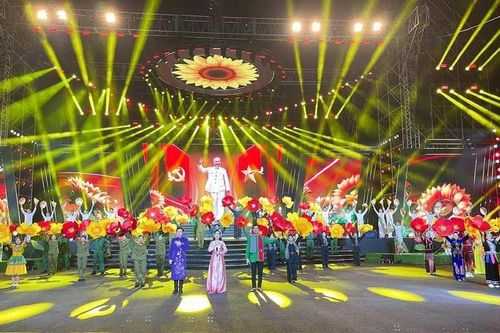Cần Thơ tưng bừng với chương trình nghệ thuật 'Lời Người vang mãi núi sông'