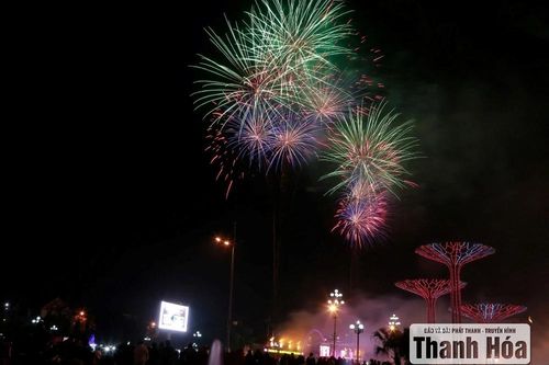 Pháo hoa rực rỡ sắc màu chào mừng Quốc khánh 2/9