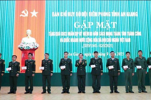 Bộ đội Biên phòng tỉnh An Giang trao quà, động viên cán bộ, chiến sĩ dịp Quốc khánh 2/9