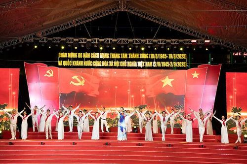 Chương trình nghệ thuật và bắn pháo hoa chào mừng kỷ niệm 80 năm Cách mạng Tháng Tám thành công và Quốc khánh 2/9