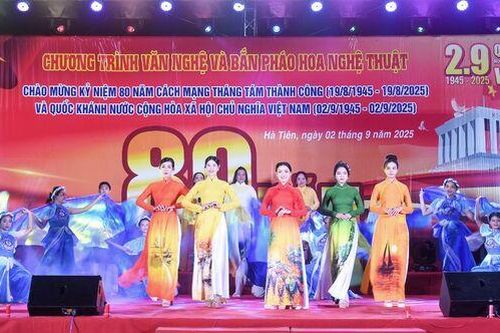 Trên 5.000 người đến xem chương trình văn nghệ và bắn pháo hoa nghệ thuật tại Hà Tiên