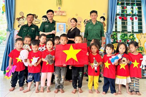 Xanh biên cương, sáng bản làng