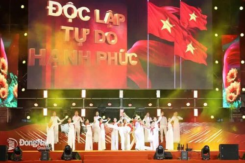 KỶ NIỆM 80 NĂM CÁCH MẠNG THÁNG TÁM VÀ QUỐC KHÁNH 2-9 Đồng Nai: Ấn tượng chương trình nghệ thuật và bắn pháo hoa mừng Quốc khánh 2-9