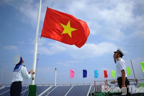 Cờ Tổ quốc giữa trùng khơi