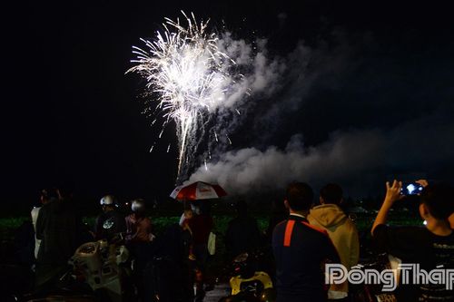 Đồng Tháp: Đông đảo người dân đội mưa xem bắn pháo hoa dịp Lễ 2-9