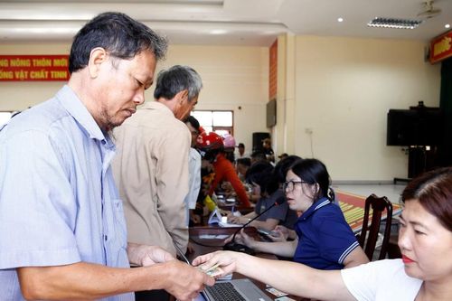 Khẩn trương đưa quà Tết Độc lập đến tay người dân