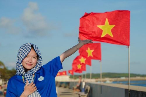 Thắm màu cờ nơi đảo xanh