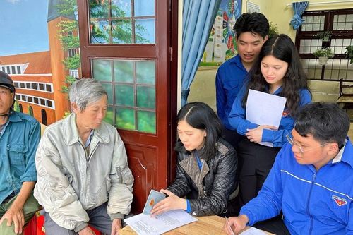 Thanh niên Lâm Đồng hỗ trợ người dân nhận quà Tết Độc lập