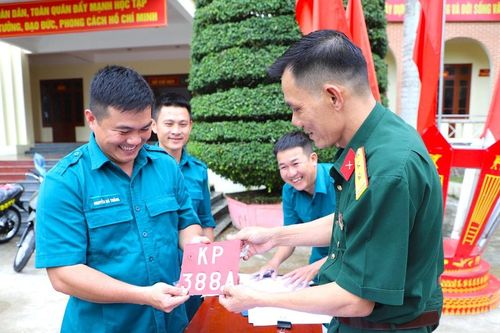 Bàn giao 44 xe mô tô cho Ban CHQS các xã, phường