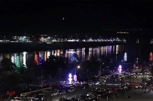 Người dân nô nức xem pháo hoa trên cầu Hòa Bình