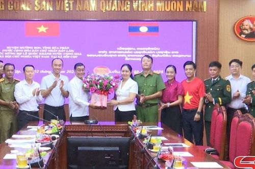 Đoàn đại biểu huyện Mường Son thăm, chúc mừng xã Sốp Cộp