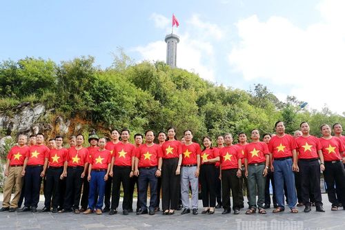 Mừng Quốc khánh nơi Cột cờ Lũng Cú