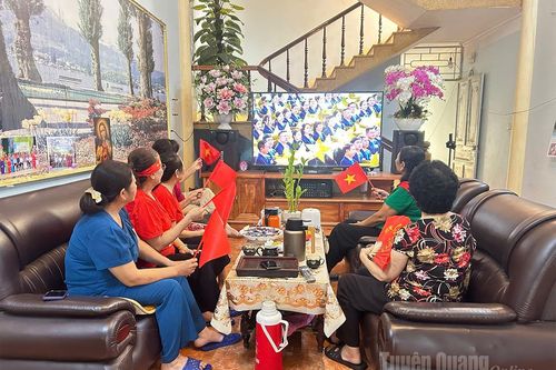Người dân Tuyên Quang tự hào theo dõi Lễ diễu binh, diễu hành Kỷ niệm 80 năm Quốc khánh 2/9